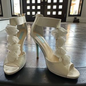 Betsy Johnson white heel - size 12
